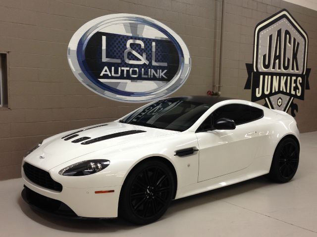 Aston Martin V12 Vantage 2011 photo 1
