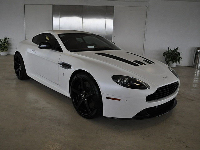 Aston Martin V12 Vantage 2011 photo 2