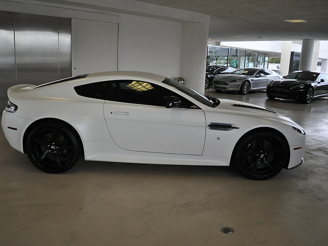 Aston Martin V12 Vantage 2011 photo 3