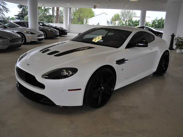 Aston Martin V12 Vantage 2011 photo 4