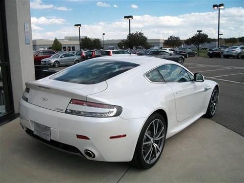 Aston Martin V8 Vantage 2010 photo 4