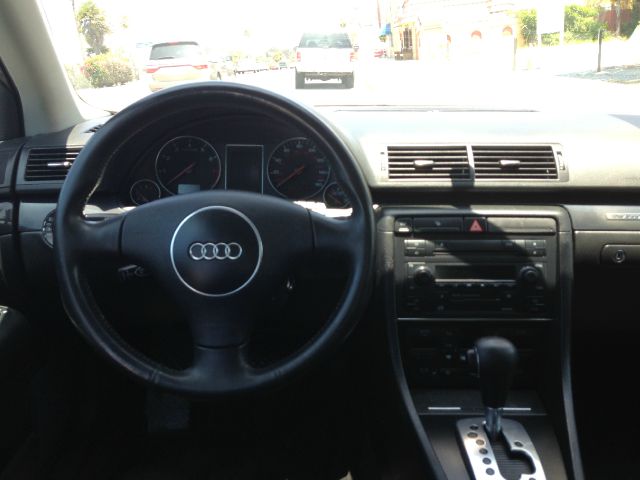 Audi A4 2004 photo 2
