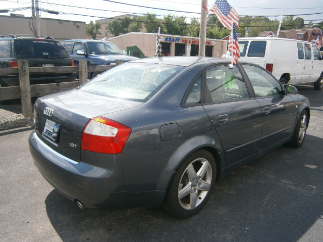 Audi A4 2004 photo 2