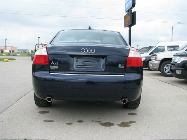 Audi A4 2004 photo 2
