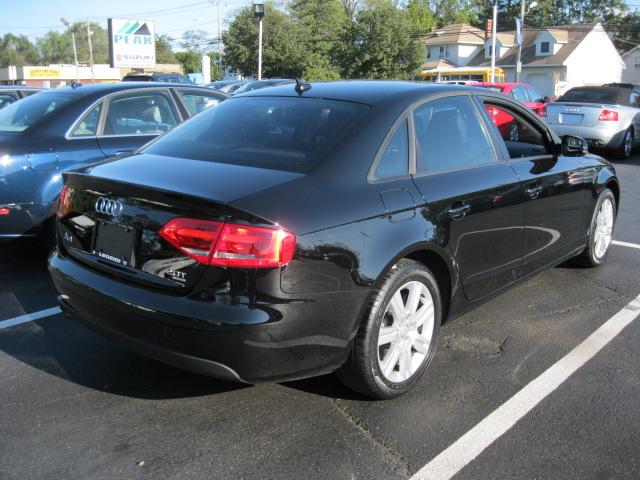 Audi A4 2010 photo 2