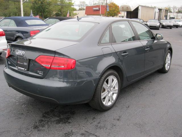 Audi A4 2010 photo 2