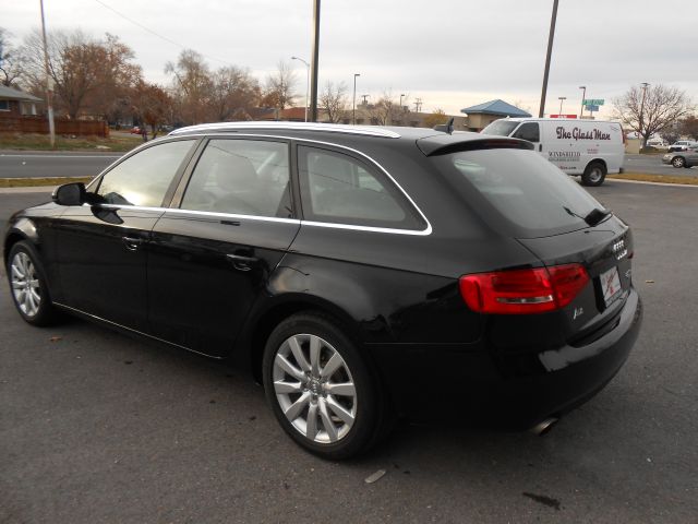 Audi A4 2010 photo 2
