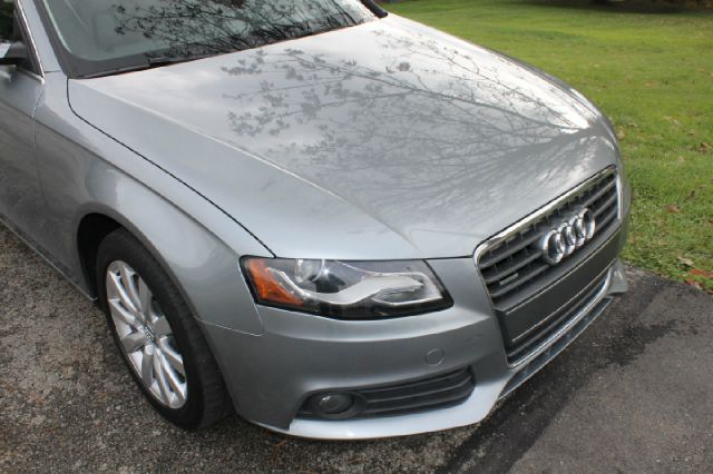 Audi A4 2011 photo 2