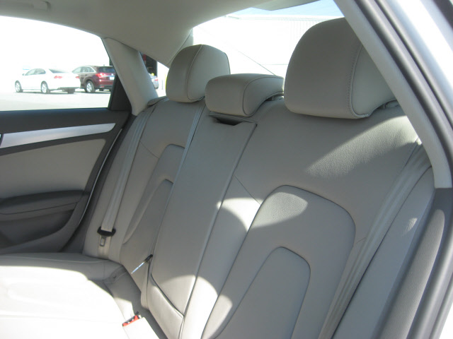 Audi A4 2012 photo 2