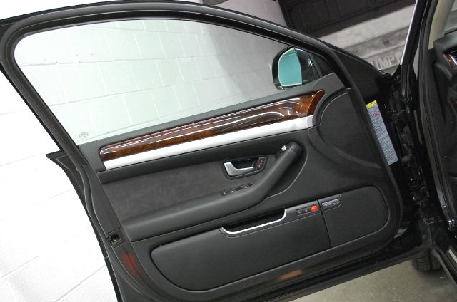Audi A8 2009 photo 17