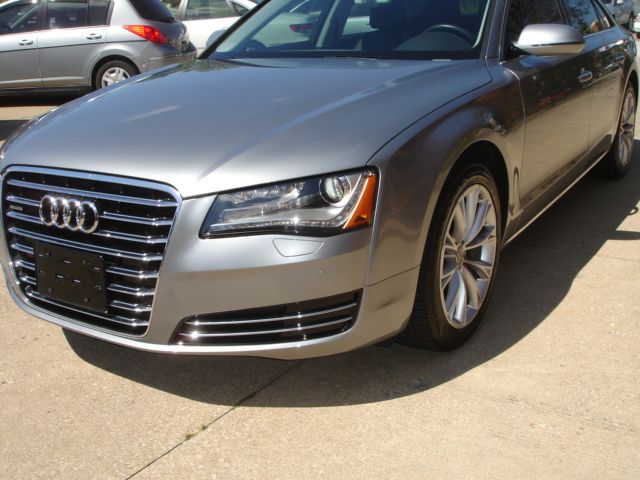 Audi A8 2011 photo 2