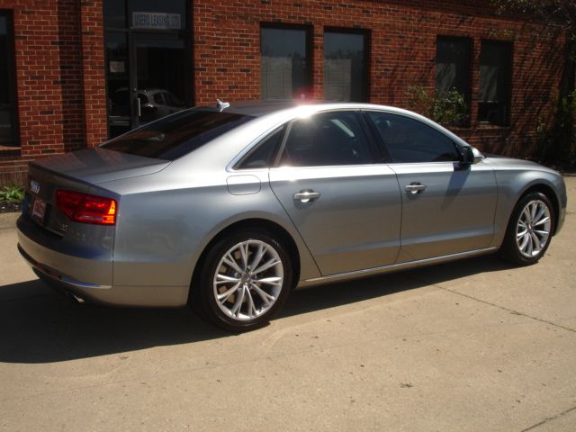 Audi A8 2011 photo 4