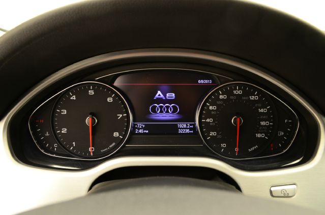 Audi A8 2011 photo 12