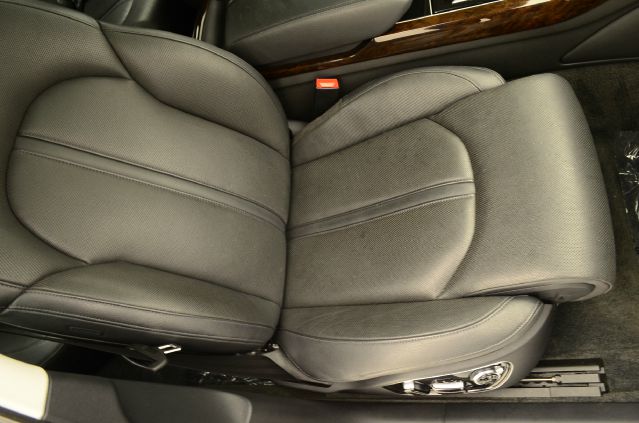 Audi A8 2011 photo 20