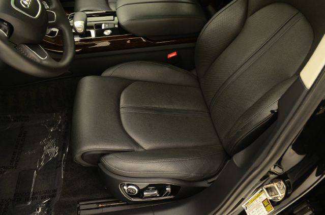 Audi A8 2011 photo 22