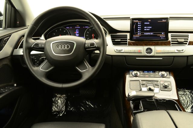 Audi A8 2011 photo 24