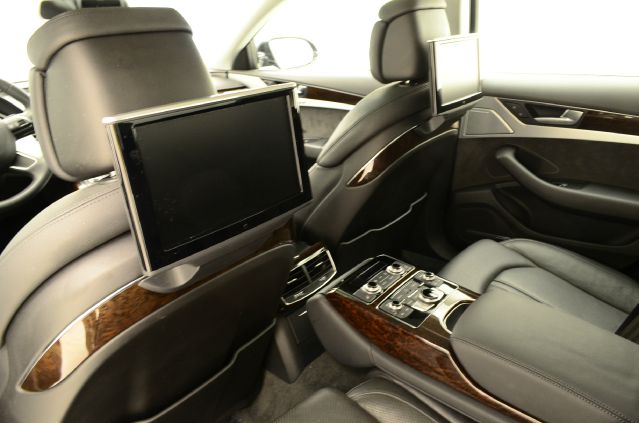 Audi A8 2011 photo 25