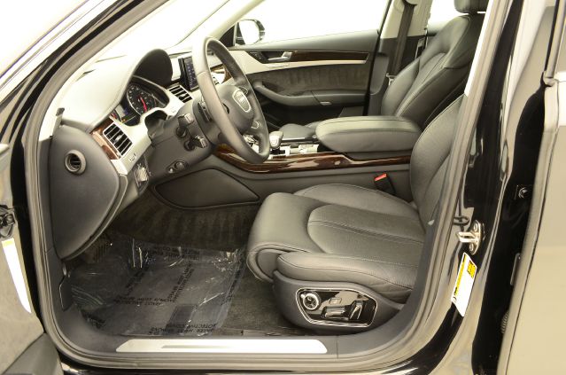 Audi A8 2011 photo 27