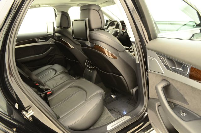 Audi A8 2011 photo 28