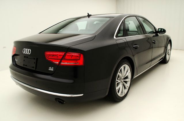 Audi A8 2011 photo 32
