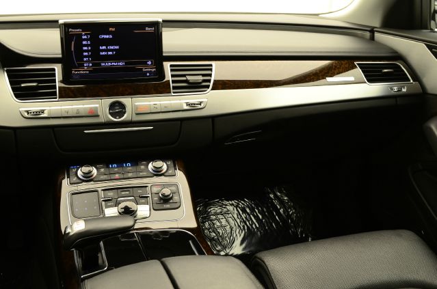 Audi A8 2011 photo 35