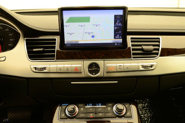 Audi A8 2011 photo 36