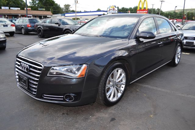 Audi A8 2011 photo 2