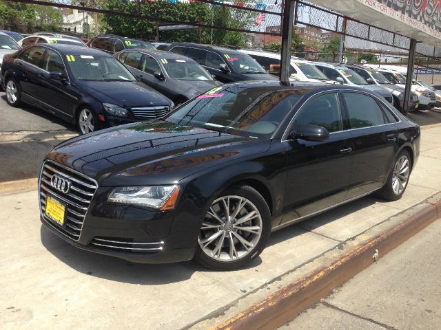Audi A8 2012 photo 2