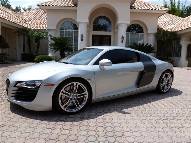 Audi R8 2009 photo 2