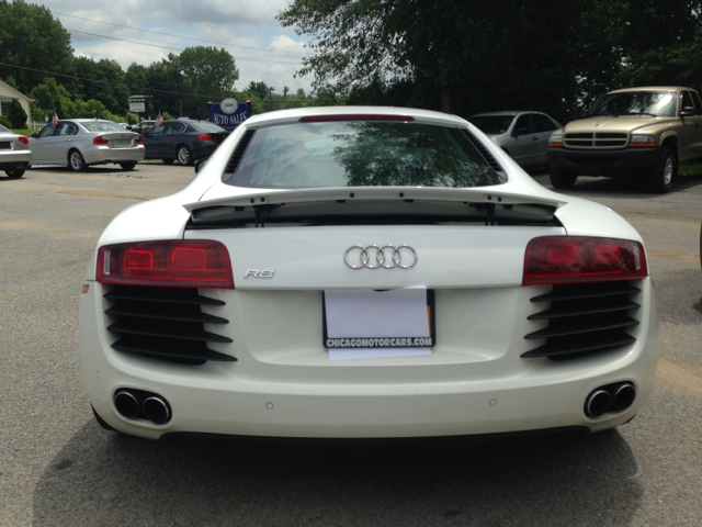 Audi R8 2010 photo 2