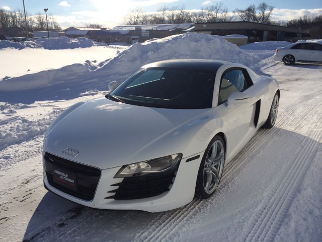 Audi R8 2010 photo 2