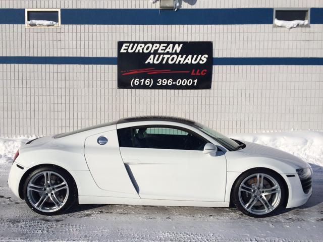 Audi R8 2010 photo 4