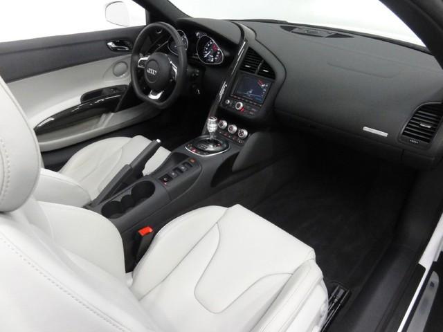 Audi R8 2011 photo 2
