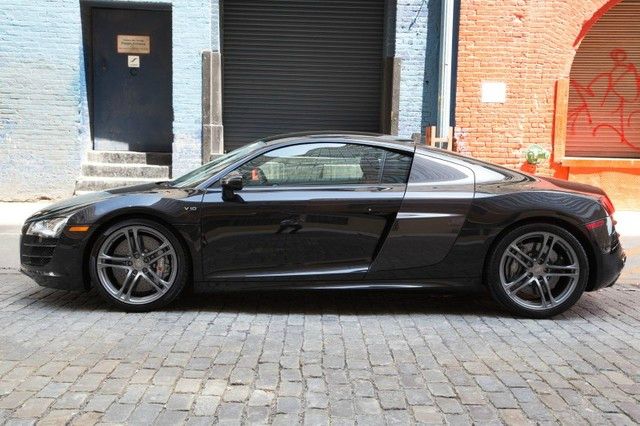Audi R8 2012 photo 2