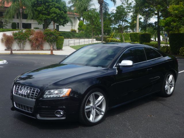 Audi S5 2010 photo 2