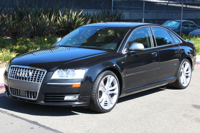 Audi S8 2009 photo 2