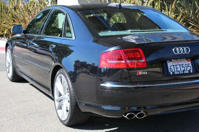 Audi S8 2009 photo 4