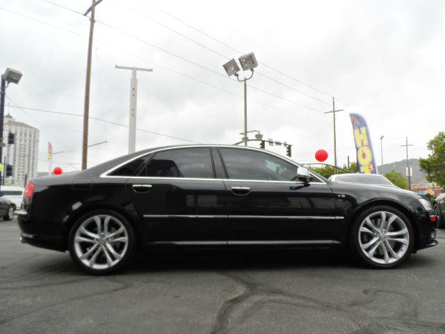 Audi S8 2009 photo 2