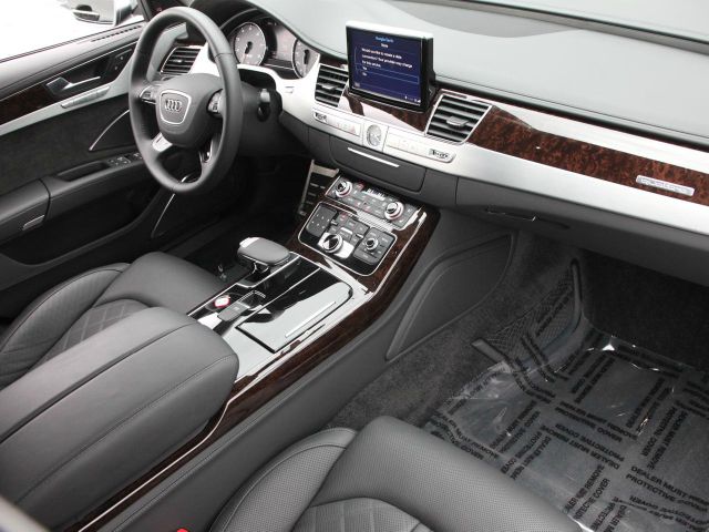 Audi S8 2013 photo 2