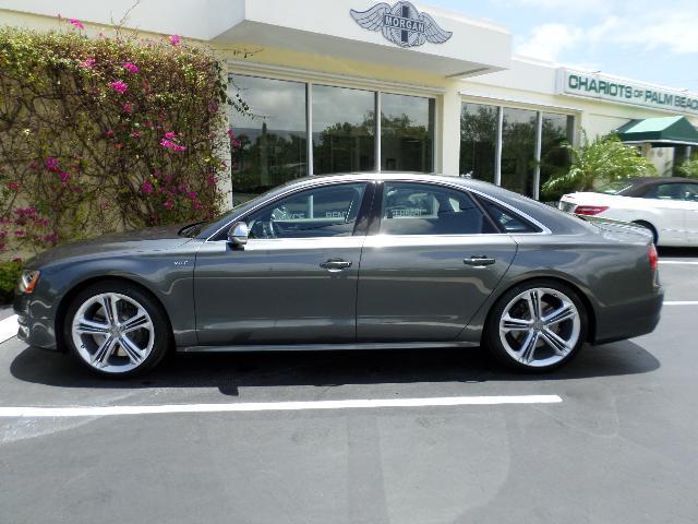 Audi S8 4X4 Sunroof, Leather Sedan
