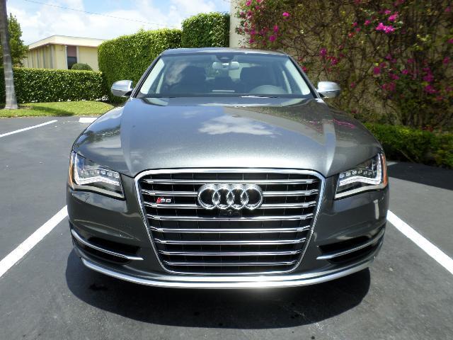 Audi S8 2013 photo 2