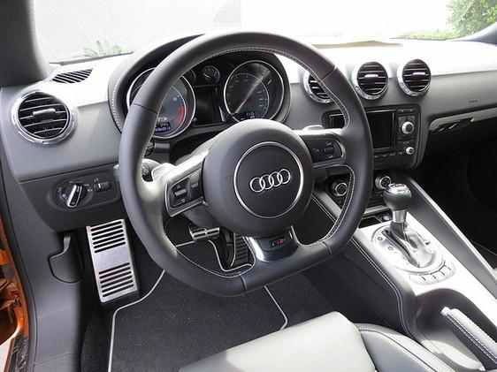 Audi TTS 2010 photo 2