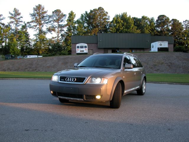 Audi allroad 2004 photo 2