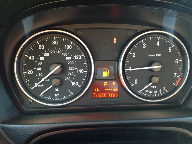 BMW 3-Series 2011 photo 2