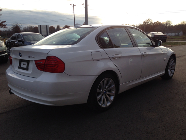 BMW 3-Series 2011 photo 2