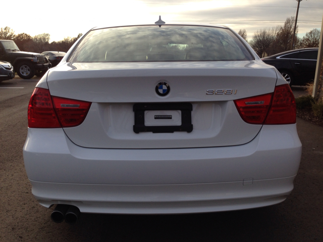 BMW 3-Series 2011 photo 3