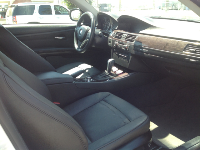 BMW 3-Series 2011 photo 1