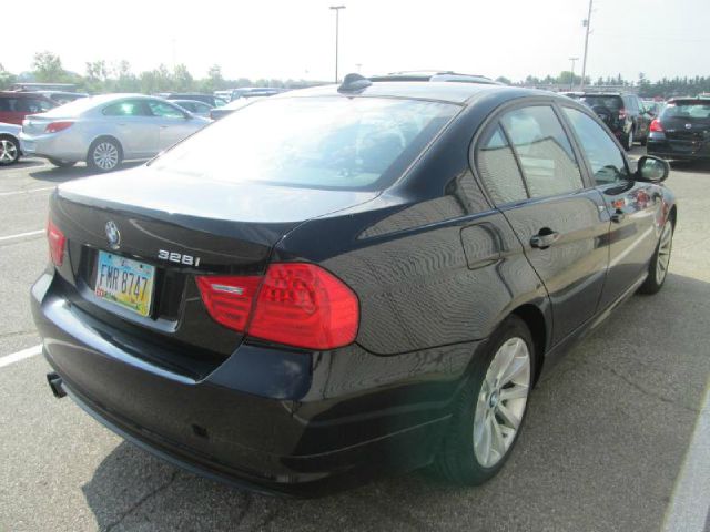 BMW 3 series 2011 photo 2