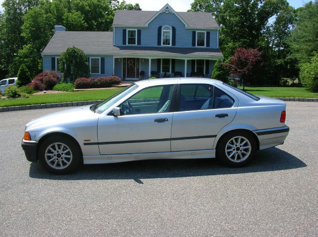 BMW 3 series SE Automatic 4X4 Beutiful Sedan