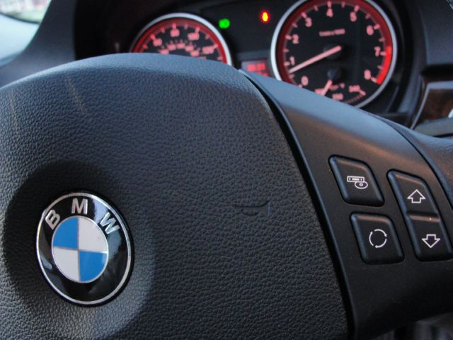 BMW 3 series 2010 photo 2